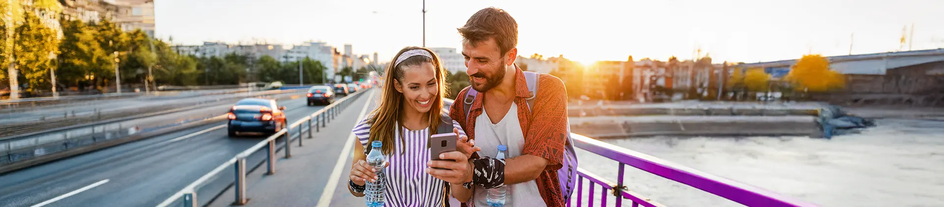 Pessoas usando tecnologia em ambiente urbano